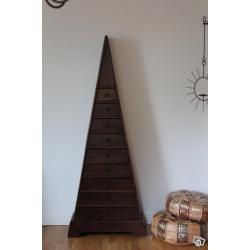 Byrå pyramid brunbetsat trä