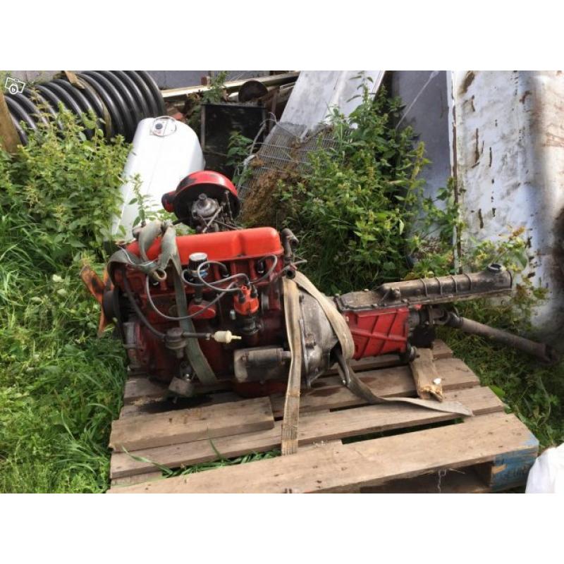 A-traktor Volvo 142 delvis demonterad renobje